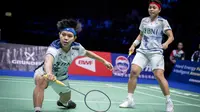 Pebulutangkis ganda putri Indonesia, Siti Fadia Silva Ramadhanti (kiri), berhasil mengembalikan shuttlecock dari ganda putri Korea Selatan dalam pertandingan semifinal di Kejuaraan Dunia 2023 yang berlangsung di Royal Arena, Copenhagen, Denmark, Sabtu (26/08/2023). (AFP/Ritzau Scanpix/Mads Claus Rasmussen)