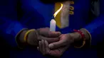 Seorang wanita menyalakan lilin untuk menghormati para korban gempa Nepal di Boudha Stupa, Kathmandu, Nepal, (7/5/2015). Gempa berkekuatan 7,8 yang meluluhlantakkan Nepal pada 25 April 2015 lalu. (REUTERS/Athit Perawongmetha)