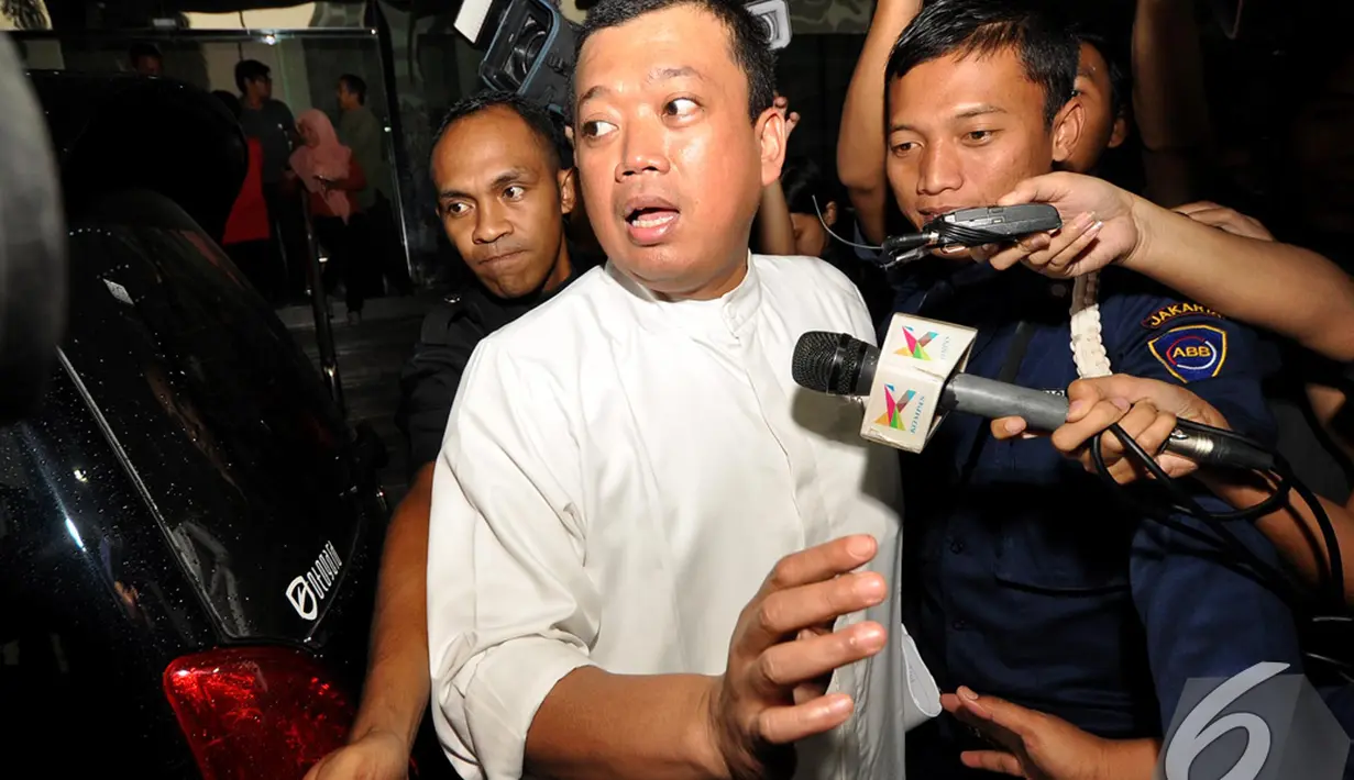 Nusron Wahid bergegas meninggalkan gedung KPK usai berdiskusi mengenai kajian KPK terkait pengelolaan tenaga kerja Indonesia, Jakarta, Jumat (5/12/2014). (Liputan6.com/Miftahul Hayat)