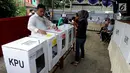 Warga memasukkan surat suara saat pemungutan ulang Pemilu 2019 di TPS 71 Kelurahan Cempaka Putih, Kecamatan Ciputat Timur, Tangerang Selatan, Rabu (24/4). Pencoblosan ulang dilakukan lantaran ditemukannya pelanggaran oleh Bawaslu saat pemilu serentak pada 17 April 2019 lalu (merdeka.com/Arie Basuki)