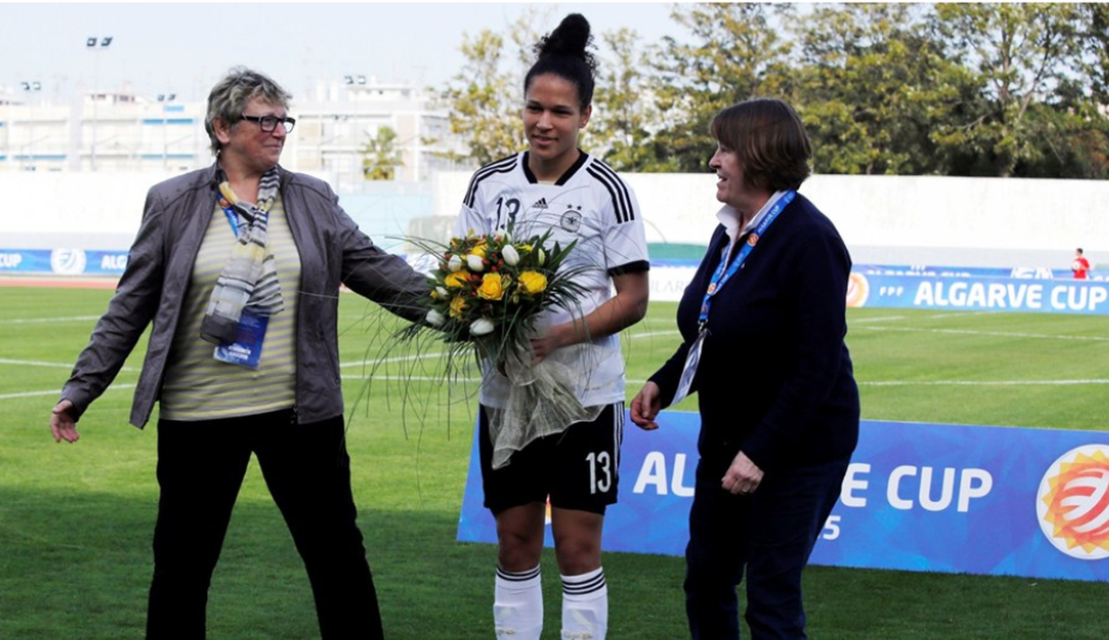  Celia Sasic merayakan caps ke-100 membela Timnas Jerman