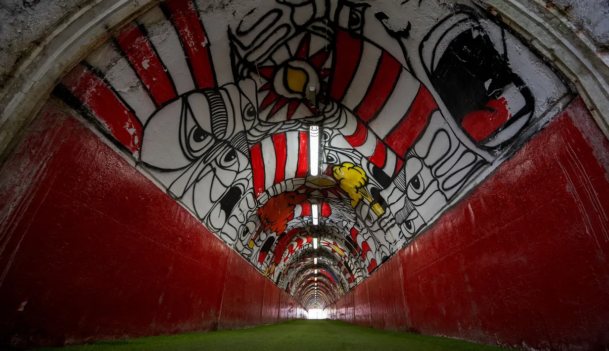 <p>Mural di pintu masuk terowongan terkenal Stadion Rajko Mitic, Beograd, Serbia dua hari sebelum pertandingan sepak bola Grup G Liga Champions UEFA antara Crvena Zvezda (Red Star Belgrade) dan Manchester City pada 11 Desember 2023 waktu setempat. (AFP/Andrej Isakovic)</p>
