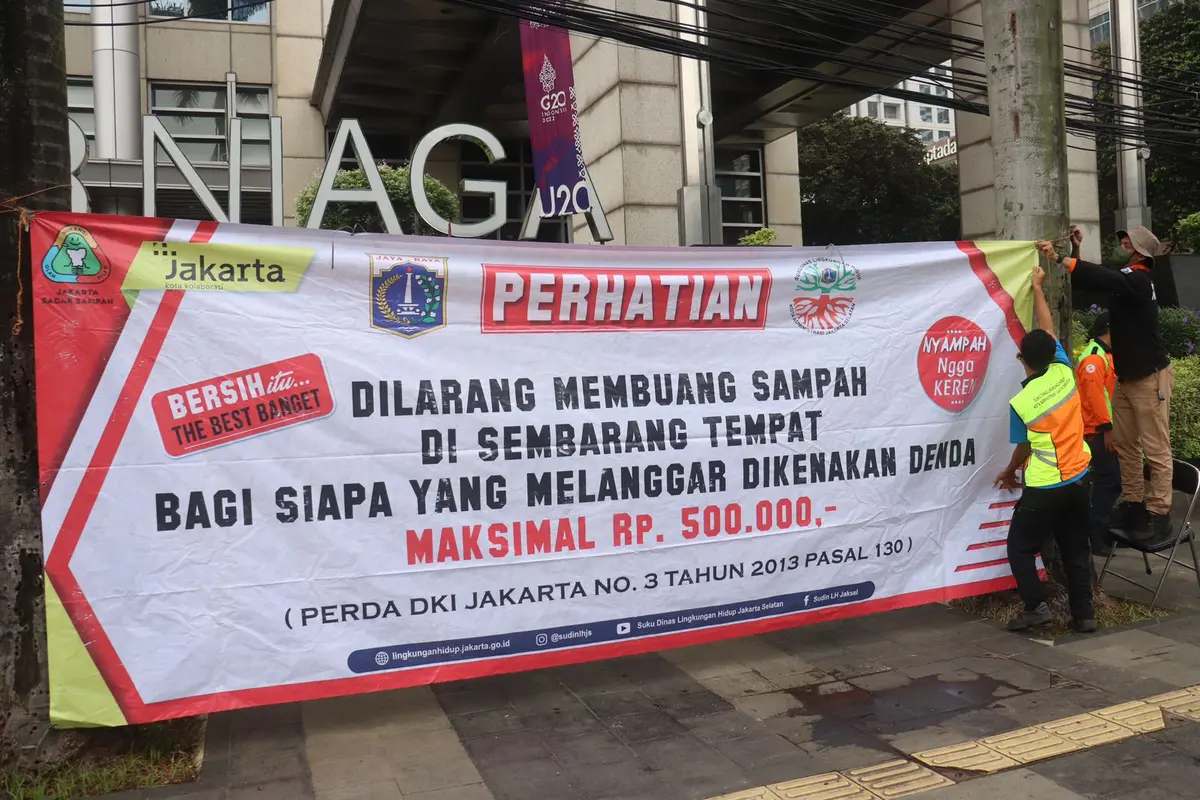 Spanduk larangan membuang sampah sembarangan di Jakarta