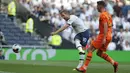 Striker Tottenham Hotspur, Harry Kane, melepaskan tendangan saat melawan Newcastle United pada laga Premier League 2019 di Stadion Tottenham Hotspur, Minggu (25/8). Tottenham Hotspur takluk 0-1 dari Newcastle United. (AP/Frank Augstein)