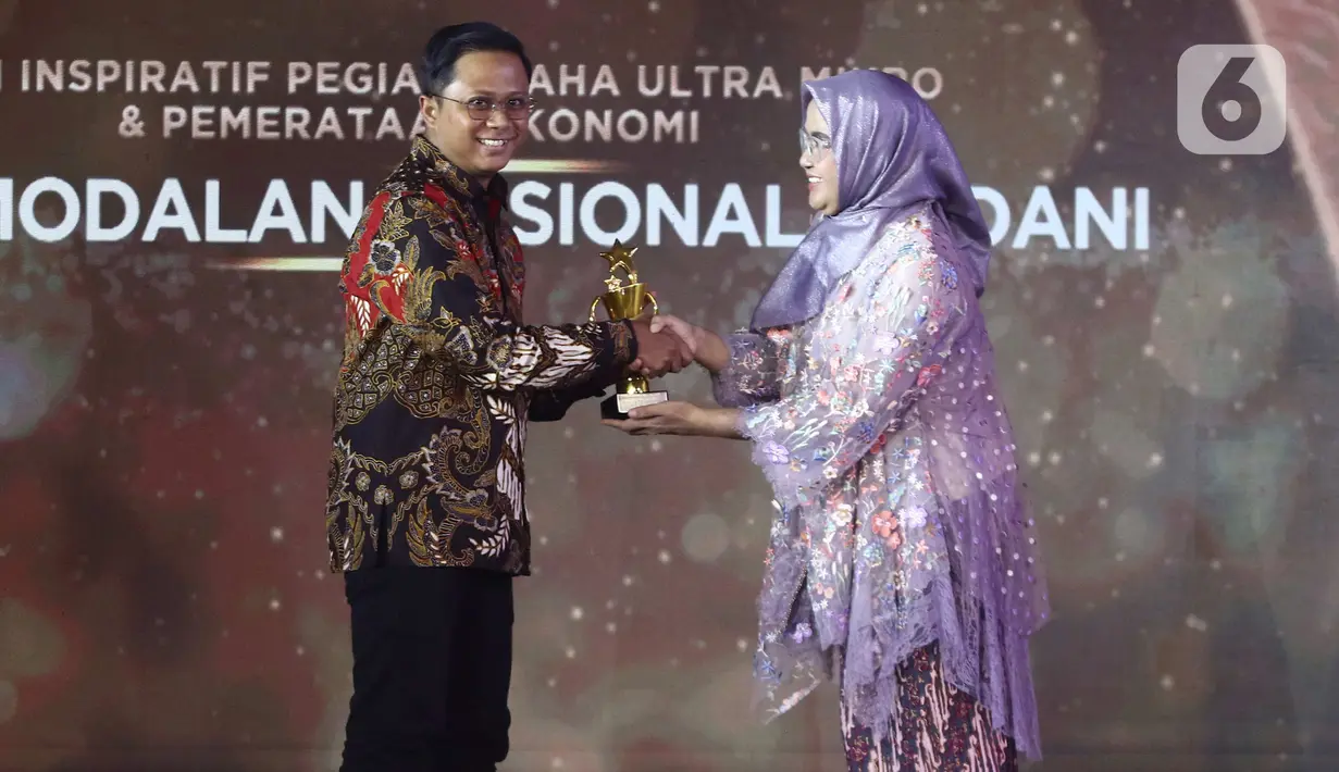 Pemimpin Redaksi Liputan6.com Irna Gustiawati saat saat memberikan penghargaan kepada perwakilan PT.
Permodalan Nasional Madani dalam Anugrah Inspiratif Liputan6.com di Jakarta, Sabtu (8/7/2023). PT.
Permodalan Nasional Madani mendapatkan penghargan kategori BUMN Inspiratif pegiat usaha ultra mikro dan pemeratan ekonomi. (Liputan6.com/Angga Yuniar)
