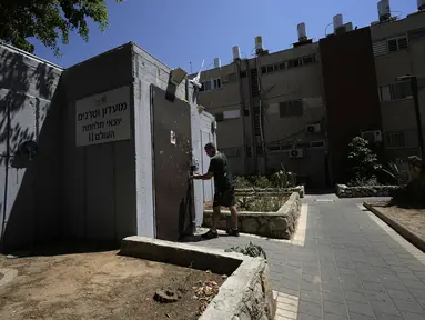 Seorang pria menyiapkan shelter bom di Ashdod, Israel selatan, setelah kota itu memerintahkan agar tempat perlindungan umum dibuka setelah rentetan roket ditembakkan ke kota pelabuhan selatan, Minggu (4/8/2024). (AP Photo/Tsafrir Abayov)