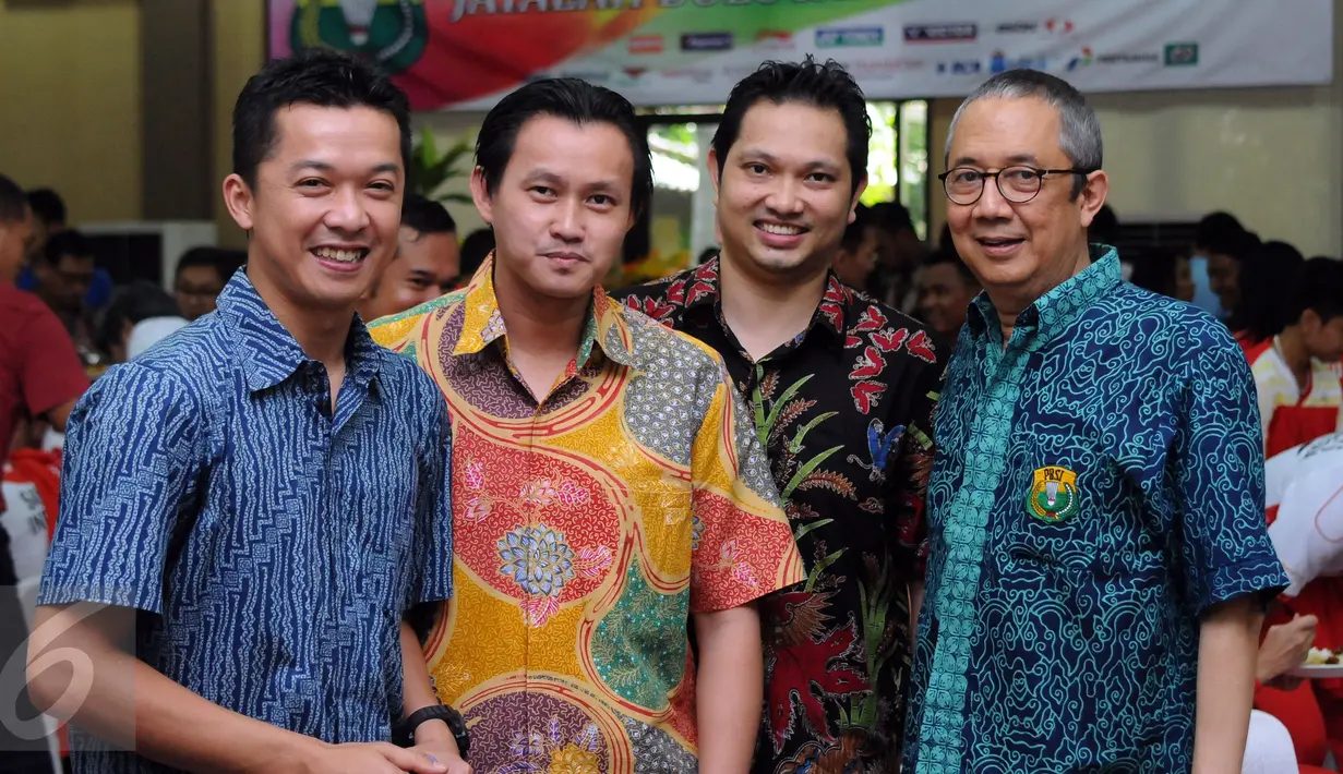 Peraih emas bulutangkis Olimpiade 2004, Taufik Hidayat (kiri) saat menghadiri HUT Persatuan Bulutangkis Seluruh Indonesia ke-65 di Jakarta, Senin (9/5/2016). HUT PBSI diikuti dengan pelepasan tim Thomas-Uber Indonesia. (Liputan6.com/Helmi Fithriansyah)