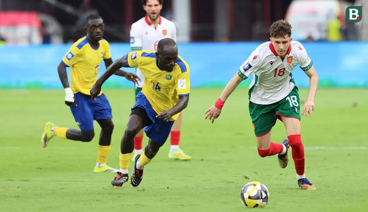 Pemain Bulgaria, Kristiyan Balov (kanan) berebut bola dengan pemain Kepulauan Solomon, Junior David dalam laga semifinal FIFA Series 2026 di Stadion Utama Gelora Bung Karno (SUGBK), Senayan, Jakarta, Jumat (27/03/2026). (Bola.com/M Iqbal Ichsan)