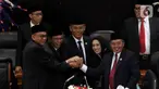 Ketua DPRD DKI Jakarta Prasetio Edi Marsudi (tengah) bersama pimpinan lainnya saat Rapat Paripurna di Gedung DPRD DKI Jakarta, Rabu (19/2/2020). Rapat membahas Rancangan Peraturan DPRD dan pengesahan soal Tata Tertib (Tatib) Dewan dan Pemilihan Calon Wakil Gubernur. (Liputan6.com/Angga Yuniar)