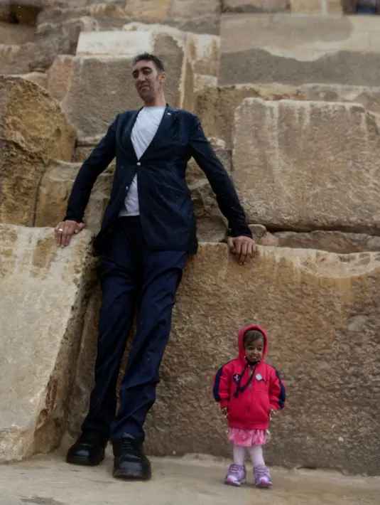 Jyoti Amge dan Sultan Kosen berpose saat melakukan sesi pemotretan di Piramida Giza, Mesir (26/1). Jyote dinobatkan sebagi wanita terpendek setelah ulang tahunnya yang ke-18 pada 2011 lalu. (AFP Photo/Stringer)