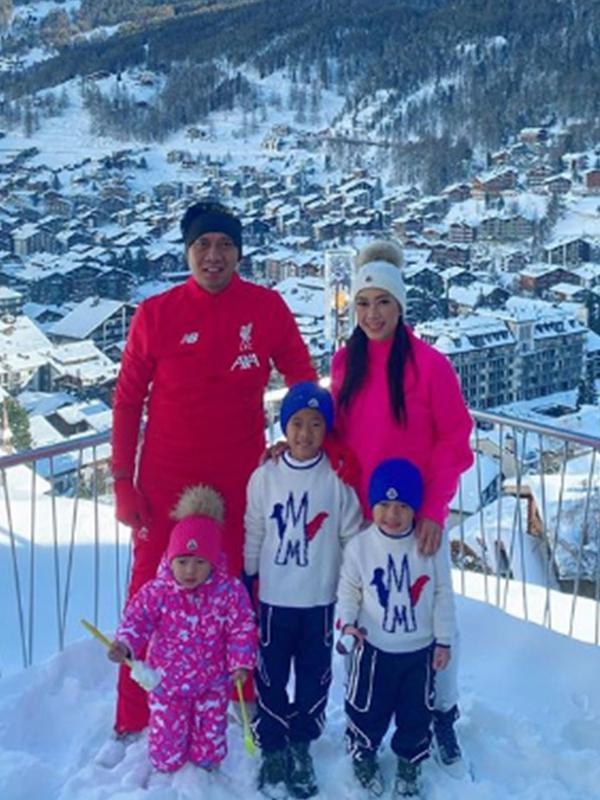 Ibas dan Aliya Rajasa mengajak ketiga buah hati mereka berlibur akhir tahun di Swiss. (dok. Instagram @ibasyudhoyono/https://www.instagram.com/p/B6jHIw2lreN/Putu Elmira)