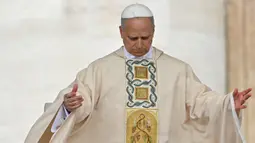 Paus Leo XIV memimpin misa untuk awal masa kepausannya, di alun-alun Santo Petrus di Vatikan pada Minggu 18 Mei 2025. (Alberto PIZZOLI/AFP)