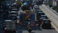 Sejumlah kendaraan melintas di dekat galian kabel yang berada di tengah jalan Gajah Mada, Jakarta, Sabtu (12/5). Galian kabel instalasi listrik yang berada di tengah jalan ini membuat arus lalu lintas sedikit tersendat. (Merdeka.com/Imam Buhori)