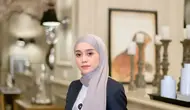 Styling blazer ala Lesti Kejora bisa jadi opsi untuk pengguna hijab. Ia memadukan set blazer dan t-shirt dengan hijab pashmina yang simple [@lestykejora]