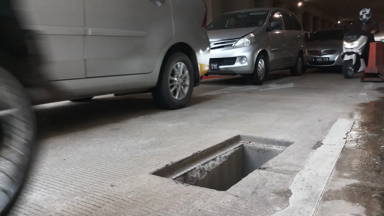 Lubang di Underpass Mampang (Liputan6.com/Ady A)