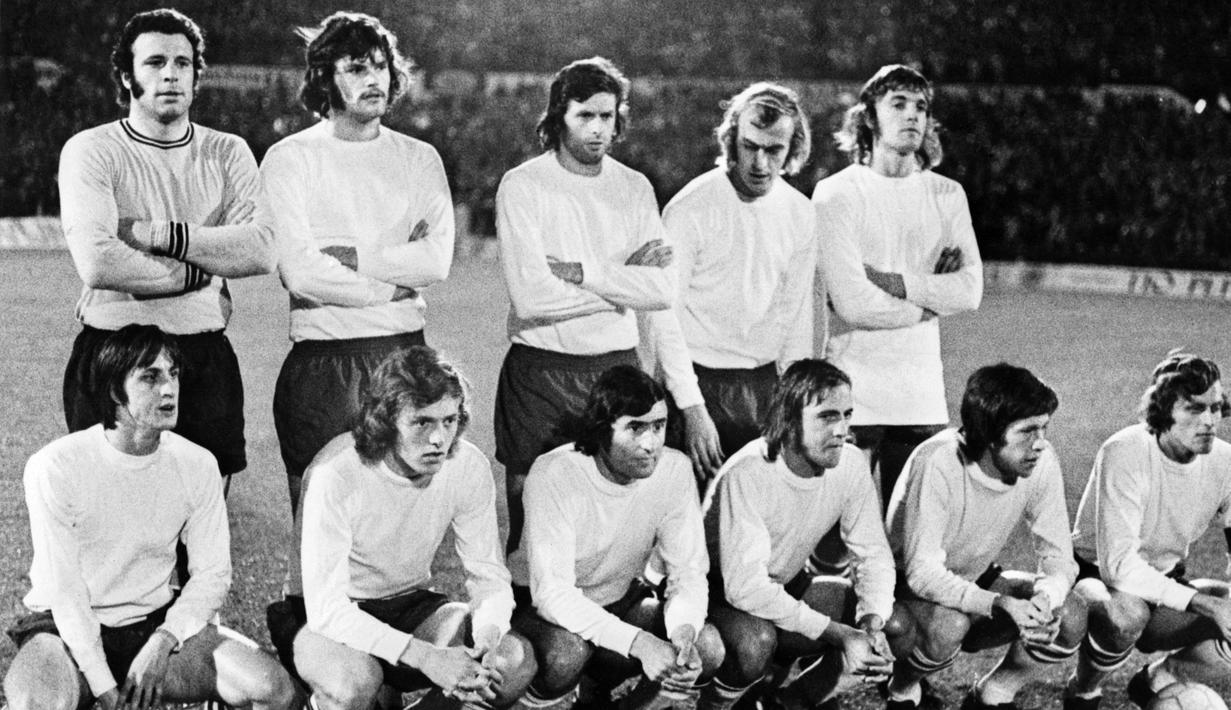 Johan Cruyff (kiri bawah), Sjaak Swart (ke-3 kiri bawah), dan Piet Keizer (kanan bawah) terkenal sebagai trisula Ajax Amsterdam. Mereka membantu Ajax meraih enam gelar Eredivisie, empat Piala Domestik, dan tiga Piala Eropa secara berturut-turut dari tahun 1971 hingga 1973. (Foto: AFP/Staff)