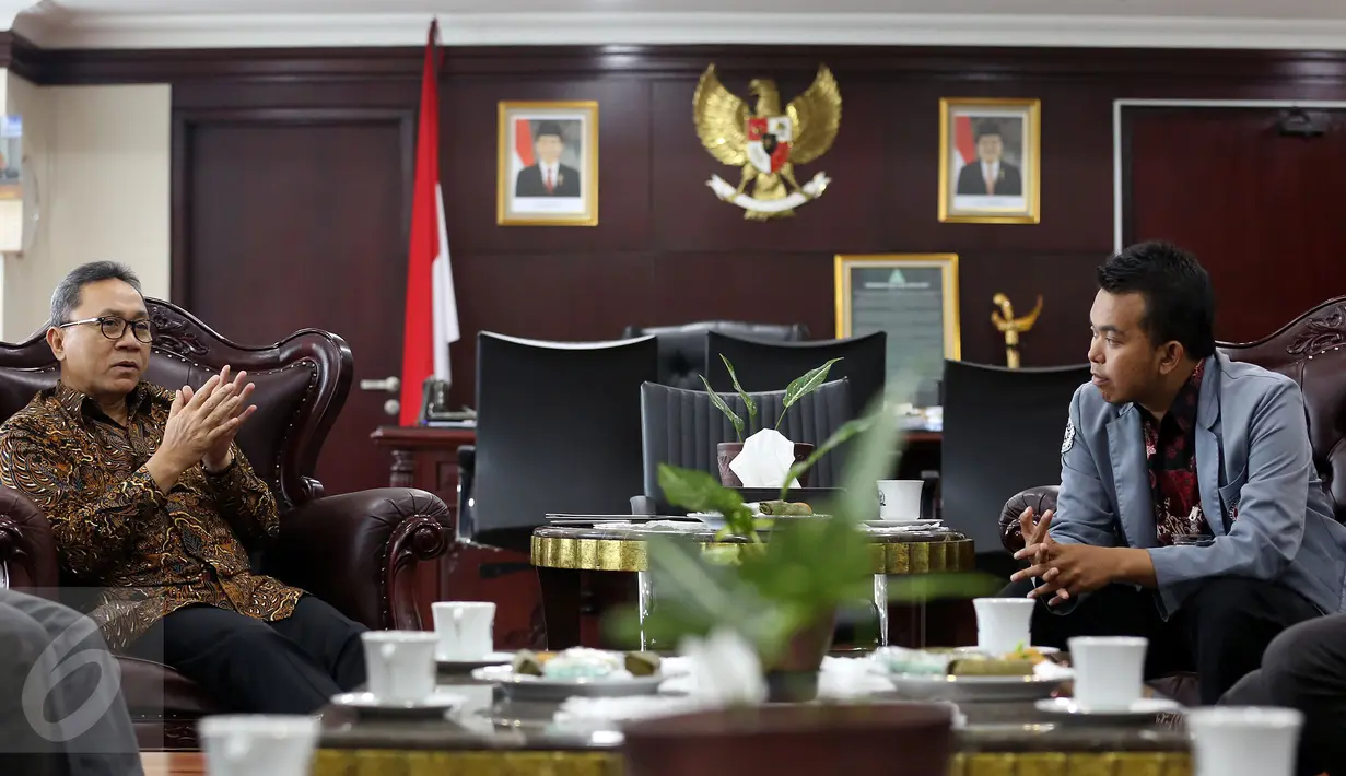 Ketua MPR Zulkifli Hasan saat menerima kunjungan dari BEM di Gedung Nusantara III, Jakarta, Kamis (30/3). Pertemuan tersebut membahas isu - isu terkini salah satunya Ketua MPR menanggapi seruan aksi 313 besok. (Liputan6.com/Johan Tallo)