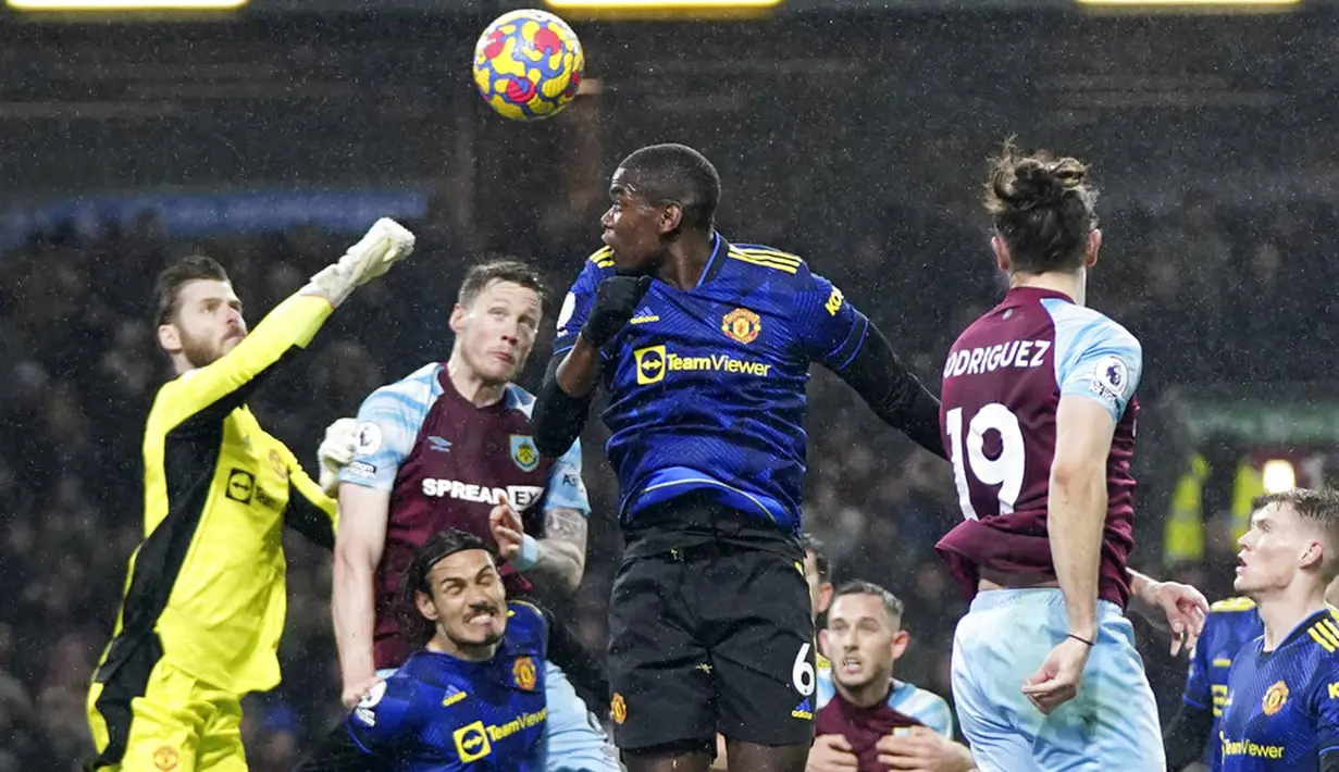 Penjaga gawang Manchester United David de Gea (kiri) melakukan penyelamatan saat melawan Manchester United pada pertandingan sepak bola Liga Inggris antara Burnley dan Manchester United di Turf Moor, Burnley, Inggris, 8 Februari 2022. Pertandingan berakhir imbang 1-1. (AP Photo/Jon Super)