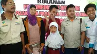 Melisa, seorang siswi difabel SDN Tukul II, Kecamatan Sumber, Kabupaten Probolinggo, Jawa Timur, mendadak terkenal lantaran fotonya menulis di papan tulis dengan kaki, viral. (Liputan6.com/Dian Kurniawan)