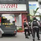 Sejumlah petugas polisi tampak berjaga di depan gerbang Rutan Solo pasca keributan.(Liputan6.com/Fajar Abrori)