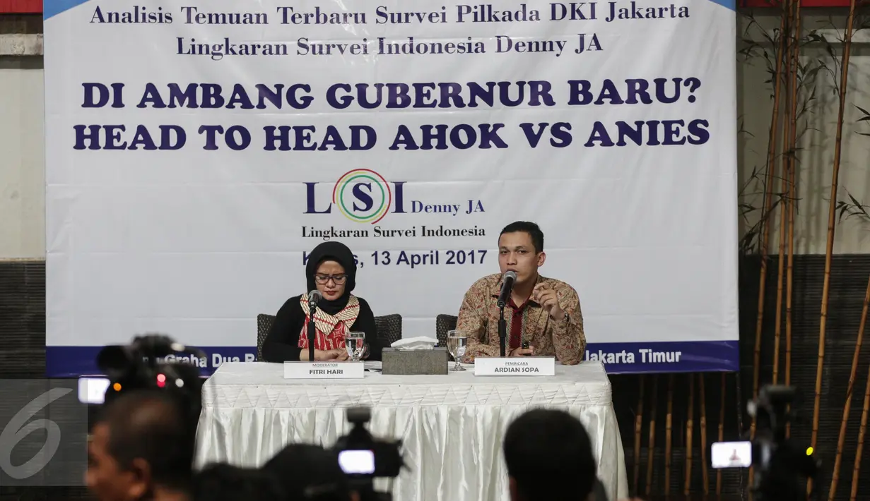 Pembicara Adrian Sopa didampingi moderator Fitri Hari memberikan keterangan saat merilis hasil riset dari Lingkaran Survei Indonesia (LSI) terkait Pilkada DKI Jakarta 2017 di Jakarta, Kamis (13/4). (Liputan6.com/Faizal Fanani)