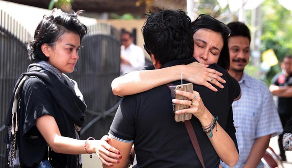 Suasana Haru di Rumah Duka, Tempat Nien Lesmana Disemayamkan - Photo Bintang.com