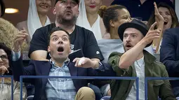 Reaksi pembawa acara sekaligus komedian Jimmy Fallon dan penyanyi Justin Timberlake saat menonton turnamen tenis Grand Slam AS Terbuka 2015 di New York, Rabu (9/9). (REUTERS/Carlo Allegri)