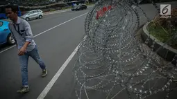 Kawat berduri terpasang di sekitar bundaran Patung Arjuna Wiwaha atau Patung Kuda, Jakarta, Jumat (28/7). Kawat tersebut dipasang untuk mengamankan aksi 287 yang digelar Presidium Alumni 212 guna memprotes Perppu Ormas. (Liputan6.com/Faizal Fanani)