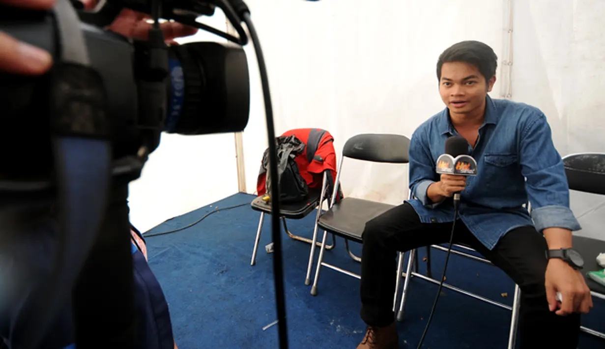 Dibya Dika (kanan) saat diwawancara usai beraksi di panggung inBox di Cibinong Square, Bogor, Kamis (29/1/2015). Dibya Dika merupakan pemenang kedua Music Video Contest yang digelar Vidio.com. (Liputan6.com/Helmi Fithriansyah)
