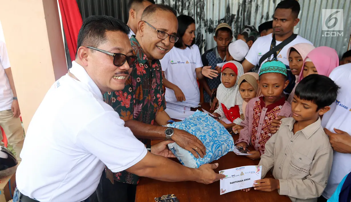 Sekertaris Perusahaan PT ASABRI (Persero) Djoko Rachmadhy memberikan bantuan kepada anak yatim saat perayaan Natal bersama dan bantuan CSR Sinergi BUMN di Kota Waingapu, Sumba Timur, Sabtu (15/12). (Liputan6.com/JohanTallo)
