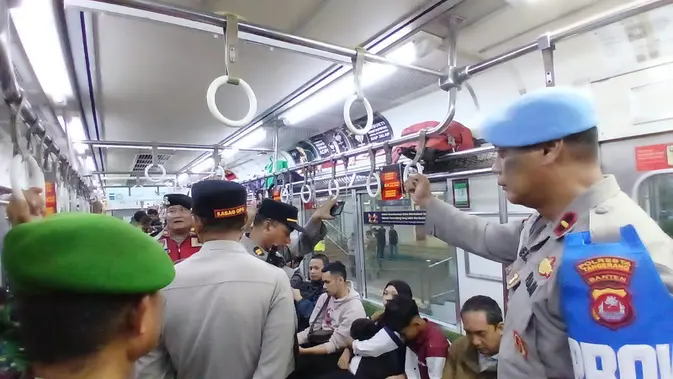 Polisi Sisir KRL, Cegah Pelajar Ikut Demo 27 Agustus di Jakarta