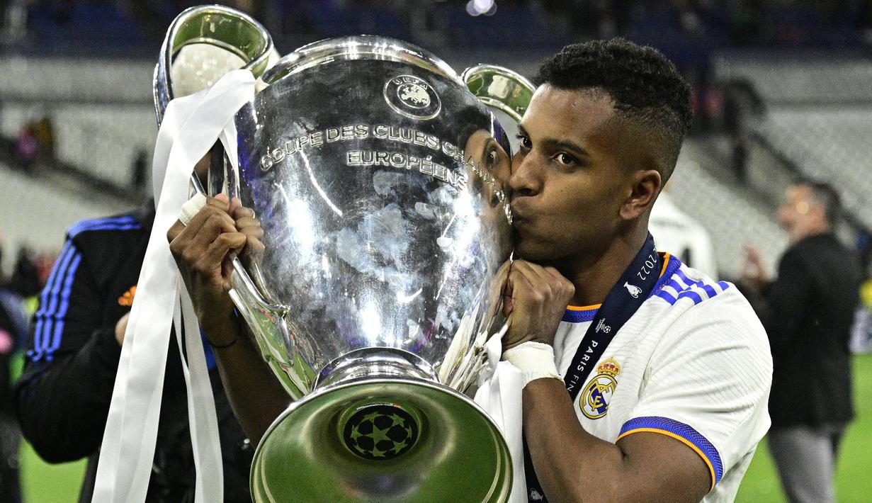 Rodrygo Goes. Sayap kanan Brasil ini didatangkan Real Madrid dari Santos FC pada awal musim 2019/2020 saat berusia 18 tahun dengan nilai transfer 45 juta euro atau setara Rp704,4 miliar. Musim 2021/2022 ia total tampil dalam 49 laga di semua ajang dengan torehan 9 gol dan 10 assist dan menjadi musim terbaiknya. Ia berandil besar dalam pencapaian Los Blancos merebut gelar Liga Champions dengan mencetak dua gol ke gawang Manchester City di babak semifinal. (AFP/Javier Soriano)
