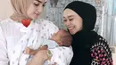 Citra Kirana bersama anak dan suaminya pun hadir dalam acara akikah tersebut. Ciki sapaan akrabnya menggendong baby L, ia tampak cantik dengan pakain putih dan kerudung cokelatnya. @citraciki