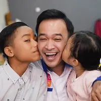 Pemilik nama lengkap Ruben Samuel Onsu tengah berbahagia lantaran mendapatkan keluarga baru lagi. Ruben akhirnya mengangkat Betrand Peto sebagai anak angkatnya. Betrand menjadi kakak dari Thalia dan Thania. (Liputan6.com/IG/@ruben_onsu)