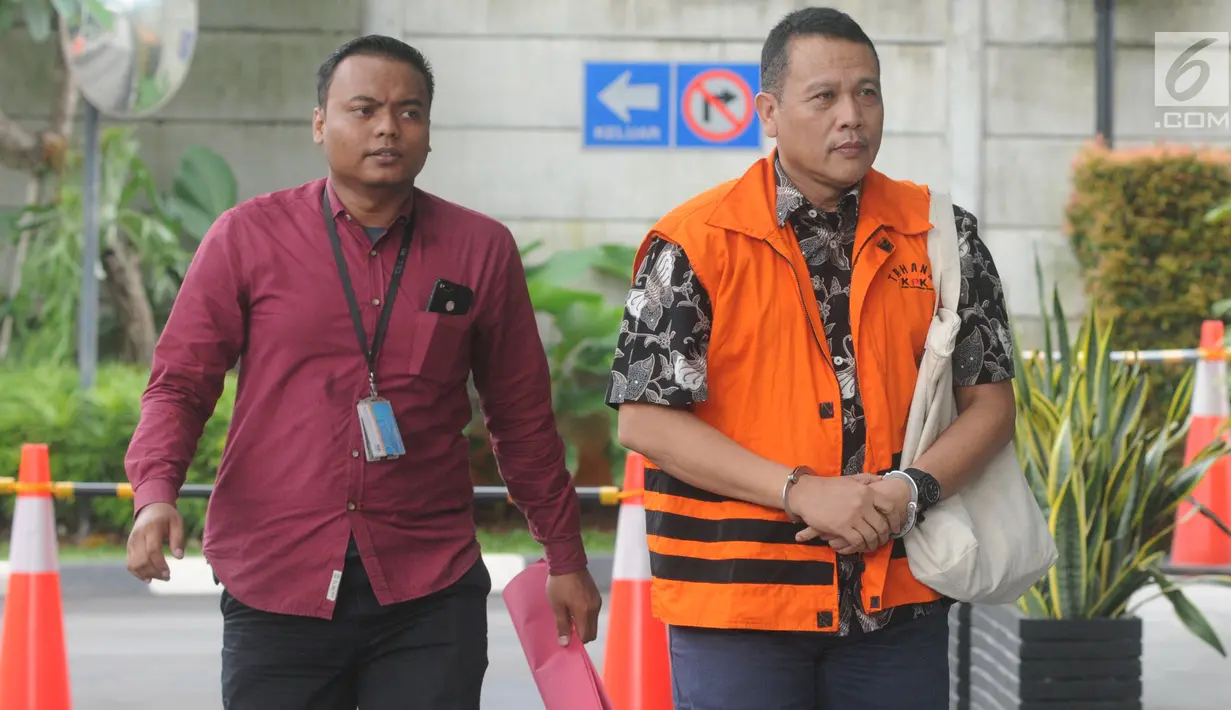 Terpidana mantan Kapus Data dan Sistem Informasi Sekjen Kemendagri, Dudy Jocom menjalani pemeriksaan di gedung KPK, Jakarta, Selasa (29/1). Dudy diperiksa terkait dugaan korupsi pembangunan Kampus IPDN di Gowa tahun anggaran 2011.(merdeka.com/Dwi Narwoko)