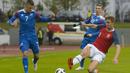 Pemain Islandia, Berg Gudmundsson (kiri) berusaha melewati adangan pemain Norwegia, Kristoffer Ajer pada laga uji coba di Reykjavik, Islandia, (2/6/2018). Islandia kalah dari Norwegia 2-3. (AFP/Haraldur Gudjonsson)