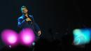 Aksi Keith Duffy personil group musik Boyzone dalam konser bertajuk A Night Of Reunion With Boyzone di Istora Senayan, Jakarta (22/5/2015). Keith Duffy membawakan kembali lagu-lagu yang hits mereka di era 90 an. (Liputan6.com/Panji Diksana)