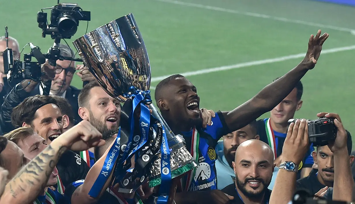Para pemain Inter Milan merayakan dengan trofi setelah mereka memenangkan pertandingan sepak bola final Piala Super Italia antara Inter Milan dan Napoli. (AP Photo)