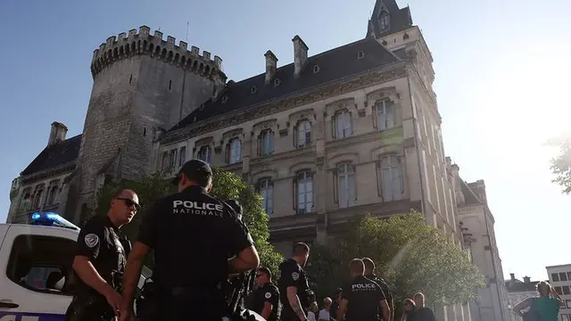 Polisi Prancis berjaga di depan Balai Kota setelah seorang pria mencoba membakar gedung dengan bensin di Angouleme pada 21 Agustus 2024. (AFP)
