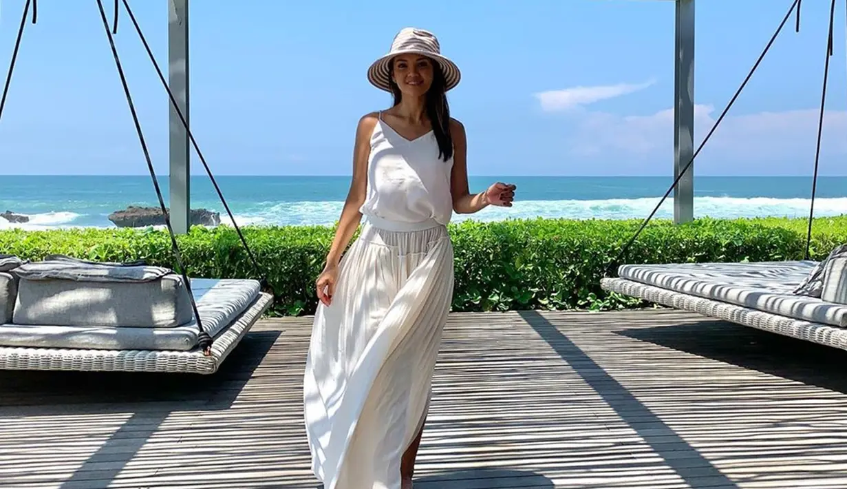 Bahkan, penampilannya menggunakan sebuah dress santai berwarna putih lengkap dengan topi juga membuatnya memesona. Ia kerap mengunggah berbagai aktivitasnya selain memasak di akun Instagram. (Liputan6.com/IG/@farahquinnofficial)
