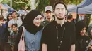 Bahkan, saat menemani sang suami, Jeje blusukan di Bandung, Syahnaz juga terlihat tampil berhijab. Penampilan Syahnaz yang memadukan pashmina hitam dengan denim pun tak lepas dari sorotan.(Liputan6.com/IG/@syahnazs)
