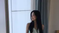 Kim Sejeong Anggun Pakai Gaun Mint di Rejuran Symposium