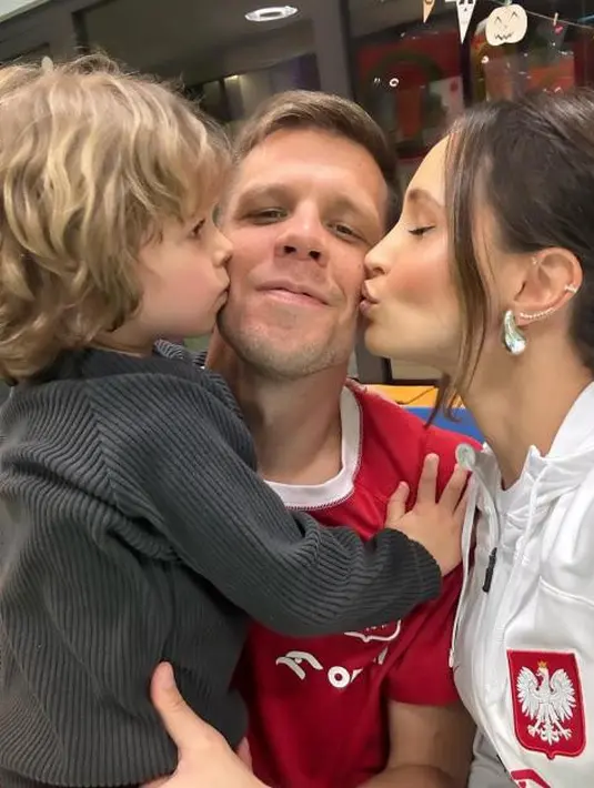 Bahkan ketika harus mengenakan Jersey sang suami, ia juga tampil sangat menawan. [Foto: Instagram/ marina_official]