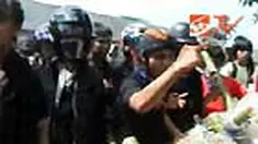 Mahasiswa asal Kabupaten Tana Toraja yang berdemo di Kantor Kejati Sulsel sempat ribut dengan polisi. Mereka tidak terima saat dilarang masuk ke halaman gedung Kejati. 