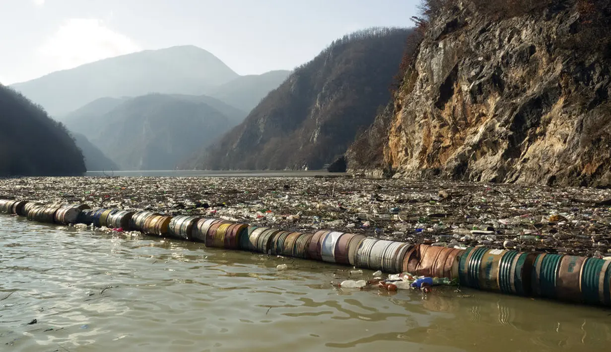 Sampah menyumbat Sungai Drina dekat Kota Visegrad, Bosnia, Selasa (5/1/2021). Hamparan limbah terdiri dari sampah botol plastik, papan kayu, tong berkarat, dan lainnya. (AP Photo/Eldar Emric)