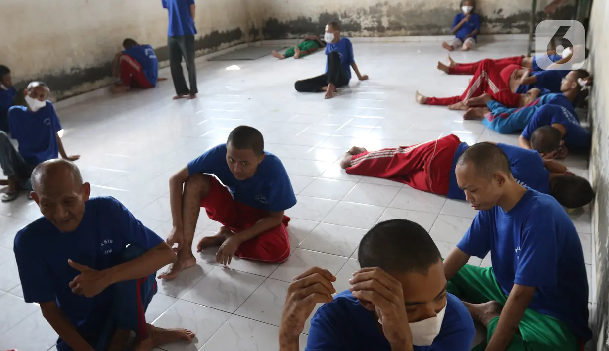 Sejumlah pasien ODGJ menunggu mengikuti vaksinasi COVID-19 di Bekasi, Jawa Barat, Rabu (4/8/2021). Sebanyak 70 pasien ODGJ mengikuti kegiatan vaksinasi merdeka guna mencegah penyebaran wabah COVID-19. (Liputan6.com/Herman Zakharia)