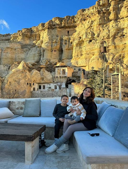 Selama liburan, Jessica banyak abadikan momen bersama dengan buah hatinya. El Barack yang kini sudah tumbuh semakin besar pun terlihat semakin ganteng dan banyak mencuri perhatian netizen. Tidak sedikit yang pangling dengan penampilan El, yang kini gaya rambutnya pendek. (Liputan6.com/IG@inijedar)