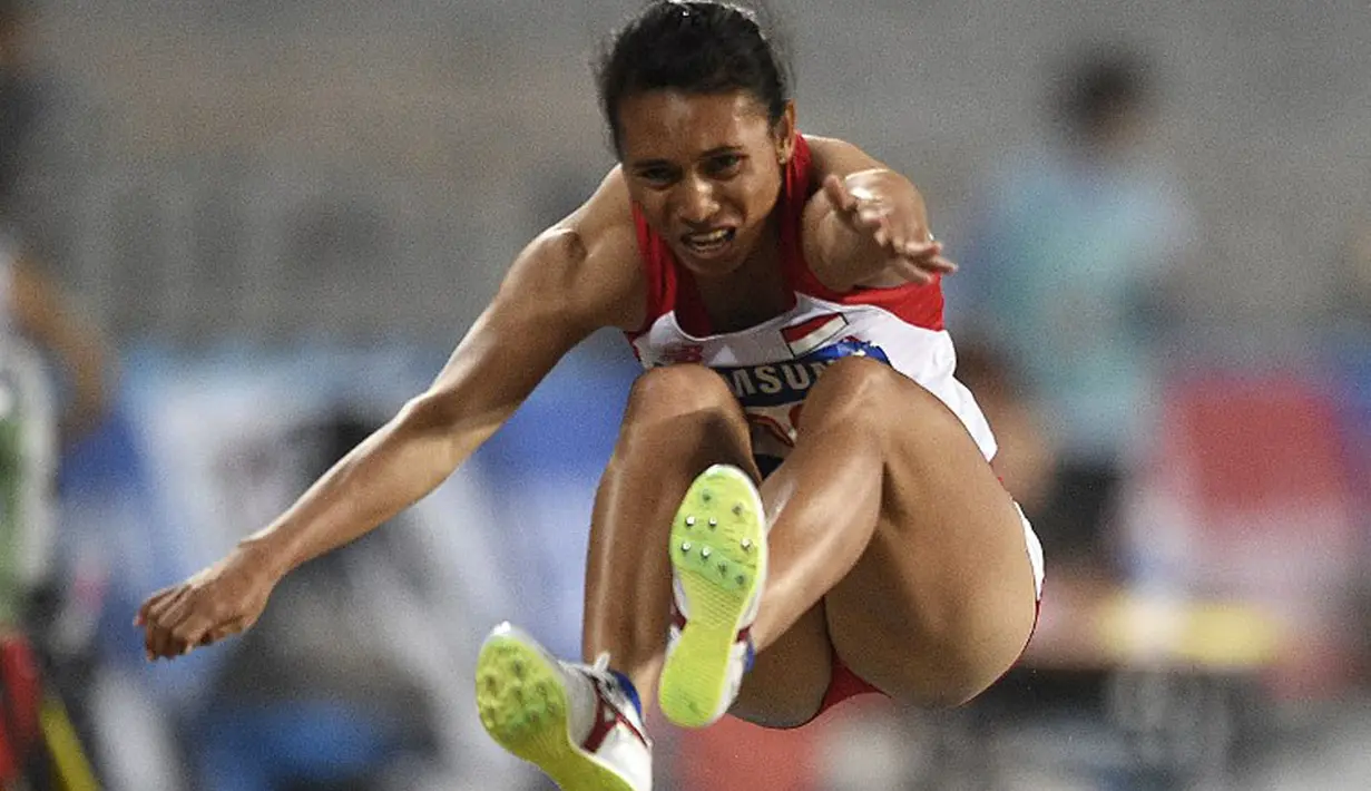Maria Natalia Londa melakukan lompatan pada nomor lompat jauh putri Asian Games ke-17 di Incheon Asiad Main Staidium, (29/9). (AFP PHOTO/Martin Bureau)