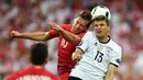 Pemain Jerman, Thomas Muller, duel dengan pemain Polandia, Grzegorz Krychowiak, pada laga kedua Grup C Piala Eropa 2016 di Stade de France, Jumat (17/6/2016) dini hari WIB. (AFP/Patrik Stollarz)