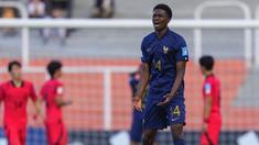 Setelah Timnas Brasil U-20 ditaklukkan Italia, kejutan di laga perdana fase grup Piala Dunia U-20 2023 terus berlanjut. Kali ini giliran Timnas Prancis U-20 yang harus tumbang di tangan Raja Asia, Korea Selatan dengan skor 1-2 dalam laga yang digelar di Malvinas Argentinas Stadium, Mendoza, Argentina, Selasa (23/5/2023) dini hari WIB. Dengan hasil ini, Korea Selatan berhasil memuncaki klasemen sementara Grup F bersama Gambia, yang di laga lainnya juga menang 2-1 atas Honduras. (AP Photo/Natacha Pisarenko)